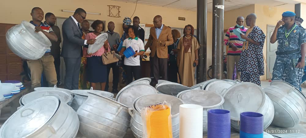 Remise de kits de cuisine pour renforcer les cantines scolaires de 19 établissements scolaires.